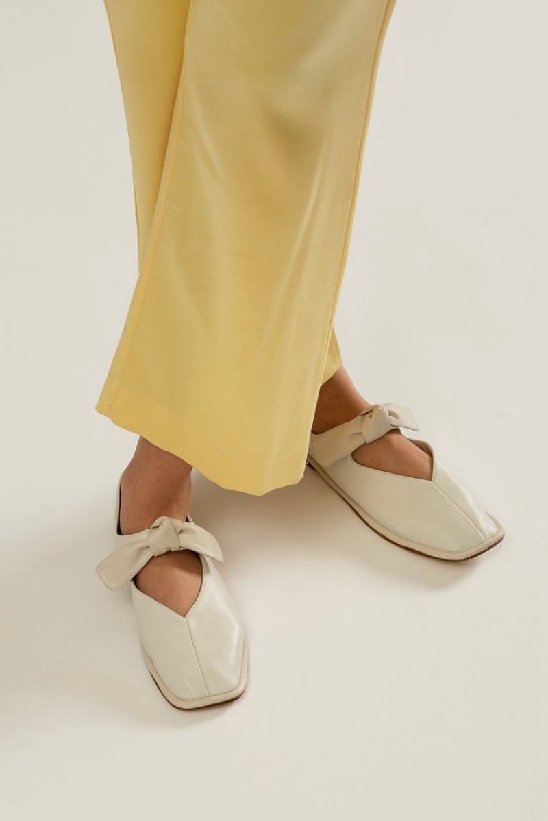 Women's Hereu Llasada Front-knot Flats Cream | Canada-76EHOAINY